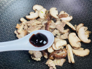 12、香菇肉片,烹入一勺蚝油