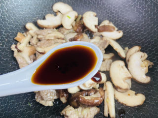 13、香菇肉片,烹入一勺生抽