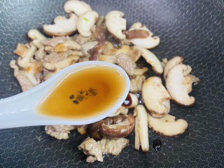 14、香菇肉片,料酒提香翻炒均匀