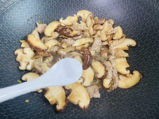 15、香菇肉片,根据个人口味加入适量盐