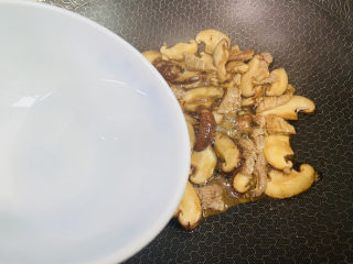 16、香菇肉片,加入小半碗热水