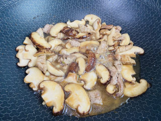 17、香菇肉片,盖上锅盖焖煮八分钟