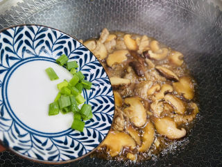 18、香菇肉片,入葱花