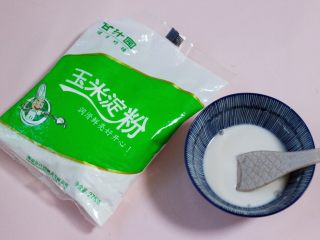 5、六鲜菌菇海鲜豆腐什锦汤,这个时候把淀粉用少许清水化开。