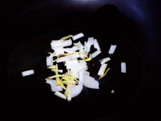 6、六鲜菌菇海鲜豆腐什锦汤,锅中烧热后，倒入花生油烧至六成热时，爆香葱姜丝。