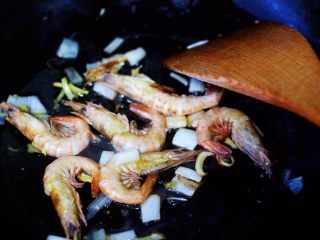 7、六鲜菌菇海鲜豆腐什锦汤,这个时候锅中放入洗净的海虾，小火慢慢煎至虾油释放出来后。