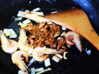 8、六鲜菌菇海鲜豆腐什锦汤,加入猪肉丝煸炒均匀。