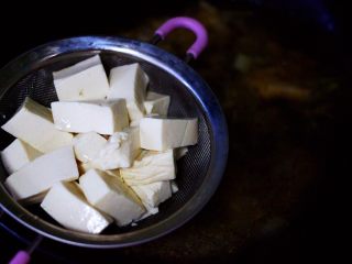 11、六鲜菌菇海鲜豆腐什锦汤,再加入提前焯过水的豆腐。