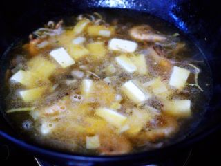 12、六鲜菌菇海鲜豆腐什锦汤,大火煮沸后，转中火继续炖煮5分钟左右。