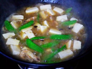 16、六鲜菌菇海鲜豆腐什锦汤,大火煮至1分钟左右，看见锅中汤汁浓稠的时候，即可关火。