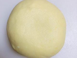 2、冬至美食 新疆烤包子,面发好后，揉掉面里的气，将面揉成光滑面团放入保鲜膜包住待用。