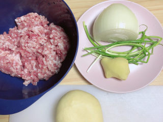 3、冬至美食 新疆烤包子,准备好馅料食材。肥瘦肉馅、洋葱、小葱、姜。