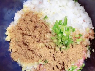 5、冬至美食 新疆烤包子,放入调料，盐、生抽、孜然、十三香、花椒粉、蛋清。