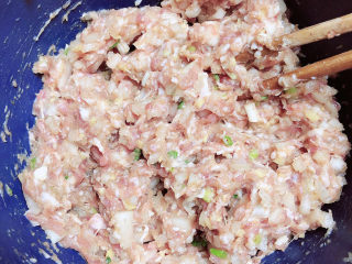 6、冬至美食 新疆烤包子,将肉馅顺时针搅拌均匀待用。
