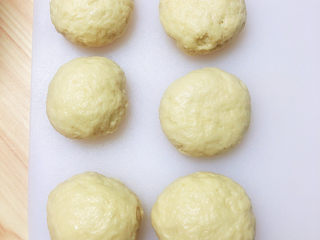 7、冬至美食 新疆烤包子,将面团分成小份，揉成团圆。