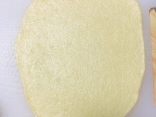 8、冬至美食 新疆烤包子,将面团擀成长方形。