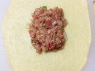 9、冬至美食 新疆烤包子,放入肉馅在中间部位。