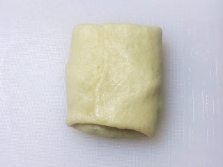 11、冬至美食 新疆烤包子,另外两边的面盖过来，包住肉馅，接口处捏紧。