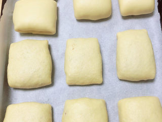 12、冬至美食 新疆烤包子,将烤包子逐一做好，放入烤盘中，预热烤箱，180度预热5-10分钟。