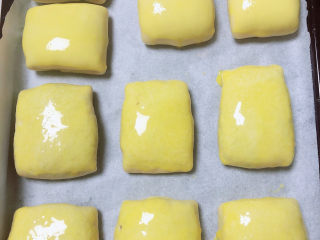 13、冬至美食 新疆烤包子,在烤包子上刷上一层蛋黄液。将烤盘放入烤箱中，180度烤20分钟，18分钟的时候看一下烤箱，避免上层皮烤糊。