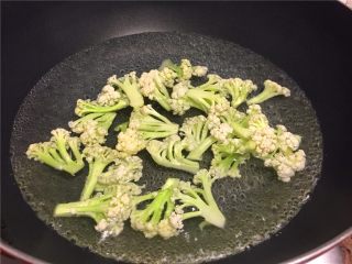 4、双耳菜花炒肉片,将花菜焯水1分钟后捞出沥干水份备用。