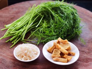 1、茴香油渣虾皮包,首先备齐所有的食材，茴香摘洗干净。