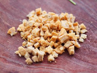 2、茴香油渣虾皮包,把猪油渣用刀切碎。