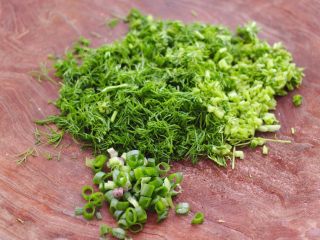 3、茴香油渣虾皮包,把洗净的茴香和葱切成碎末。