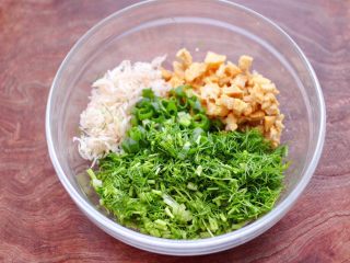 4、茴香油渣虾皮包,取一个大一点的器皿，放入切碎的茴香葱花和猪油渣，再放入淡干虾皮。