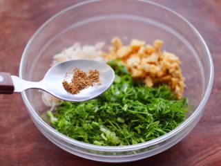 5、茴香油渣虾皮包,这个时候加入花椒粉。