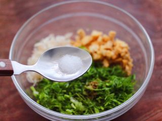 6、茴香油渣虾皮包,再根据个人的口味，加入适量的盐调味。