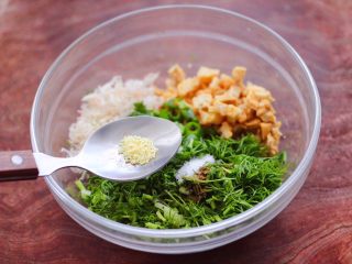 7、茴香油渣虾皮包,这个时候加入鸡精。