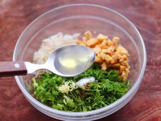 8、茴香油渣虾皮包,最后加入花生油。