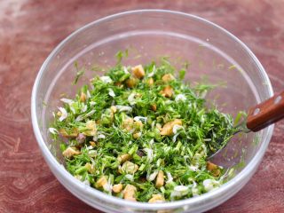 9、茴香油渣虾皮包,把所有的食材和调料，混合搅拌均匀即可。