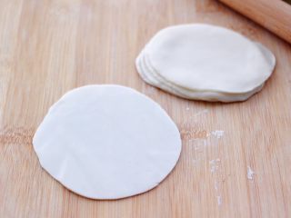 10、茴香油渣虾皮包,饺子皮用擀面杖再擀的薄一点。