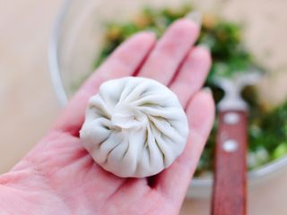 12、茴香油渣虾皮包,包成自己喜欢的模样即可。