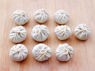 13、茴香油渣虾皮包,依次包好所有的包子。