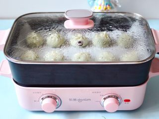 15、茴香油渣虾皮包,盖上锅盖大火蒸十分钟后即可关火。