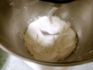 1、榴莲披萨,把面粉、糖、盐、酵母投入厨师机，混合均匀；倒入融化的黄油，混合均匀。