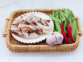 1、鲜鱿爆荷兰豆,首先备齐所有的食材。