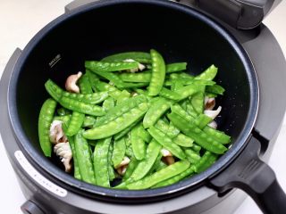 7、鲜鱿爆荷兰豆,上面铺上荷兰豆。