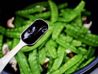 8、鲜鱿爆荷兰豆,加入蚝油调味调色。