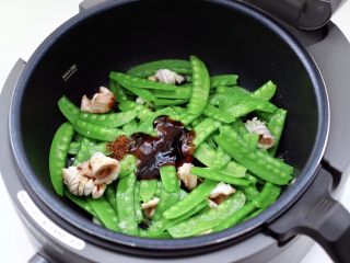 11、鲜鱿爆荷兰豆,所有的调料都放入后。