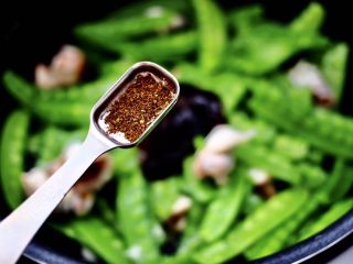 10、鲜鱿爆荷兰豆,最后加入花椒增加口感。