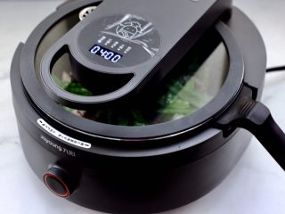 12、鲜鱿爆荷兰豆,盖上锅盖启动炒菜机的爆炒模式4分钟开始爆炒。