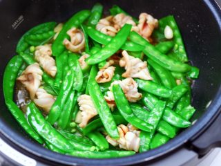 13、鲜鱿爆荷兰豆,时间到，鲜美无比的鲜鱿爆荷兰豆就炒好了。