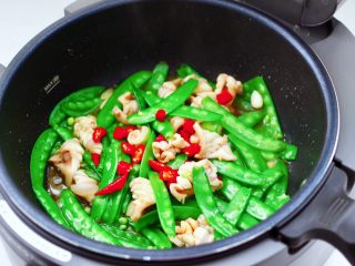 14、鲜鱿爆荷兰豆,撒上小米辣，翻拌均匀即可。