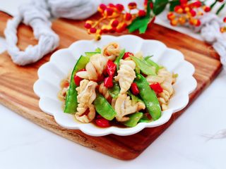 15、鲜鱿爆荷兰豆,下饭又下酒，而且营养丰富呀，喜欢的亲们可以试试咯～