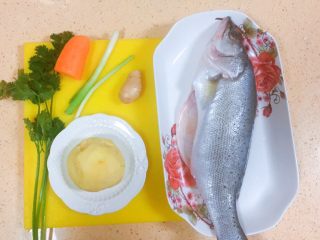 1、吃掉一朵花+牡丹鱼,准备食材啦！开始期待牡丹的绽放。