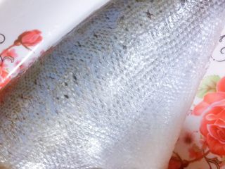 3、吃掉一朵花+牡丹鱼,去鱼鳞，这鲈鱼鳞挺多的，耐心一些。
